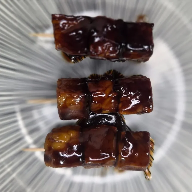 Vegane Tempeh Yakitori Spieße auf dem Teller