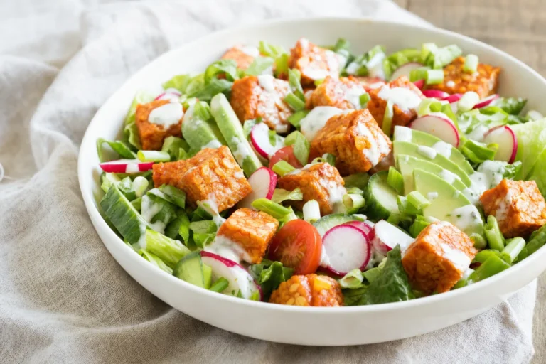 Buffalo-Tempeh-Salat mit Avocado, Tomaten, Gurke und veganem Ranch-Dressing