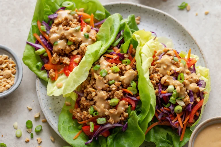 Tempeh-Salat-Wraps mit Gemüse und cremiger Limetten-Erdnuss-Sauce