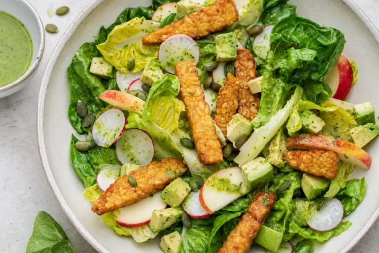 Knuspriger Tempeh-Salat mit Apfel, Radieschen, Avocado und Kräuter-Dressing