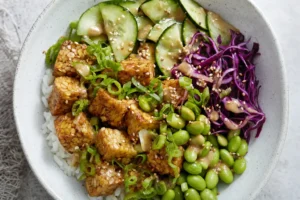 Bunte Tempeh-Bowl mit Gemüse