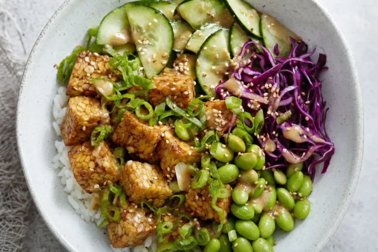 Sesam-Ingwer-Tempeh-Bowl mit Reis, Gurke, Edamame und Rotkohl