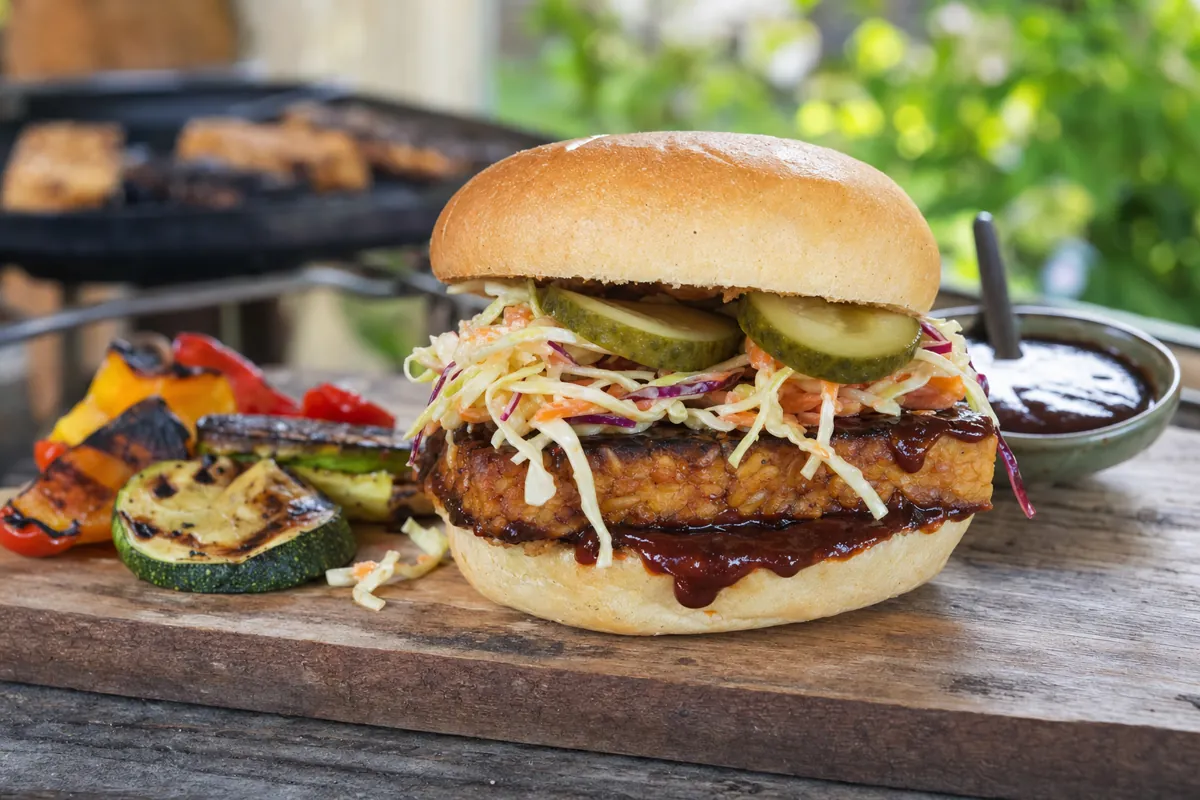 BBQ-Tempeh-Burger mit Krautsalat und gegrilltem Tempeh