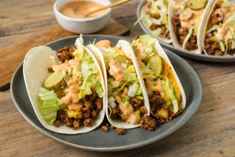 Tempeh-Burger-Tacos mit Pickles, Salat, veganem Käse und Smoky-Sauce
