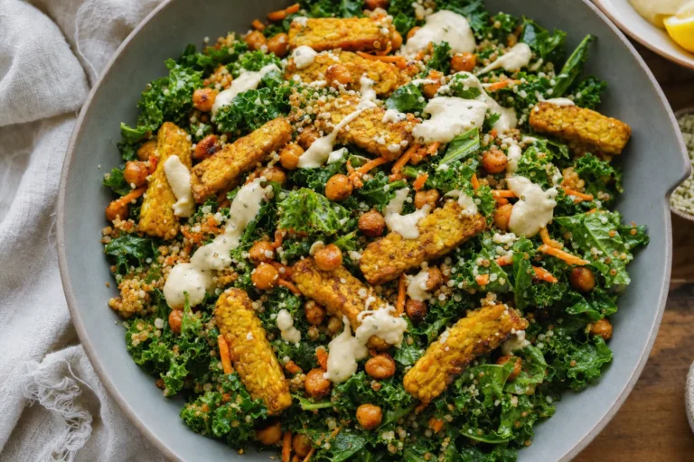 Grünkohl-Tempeh-Salat mit Quinoa, Kichererbsen und Hummus-Zitronen-Dressing