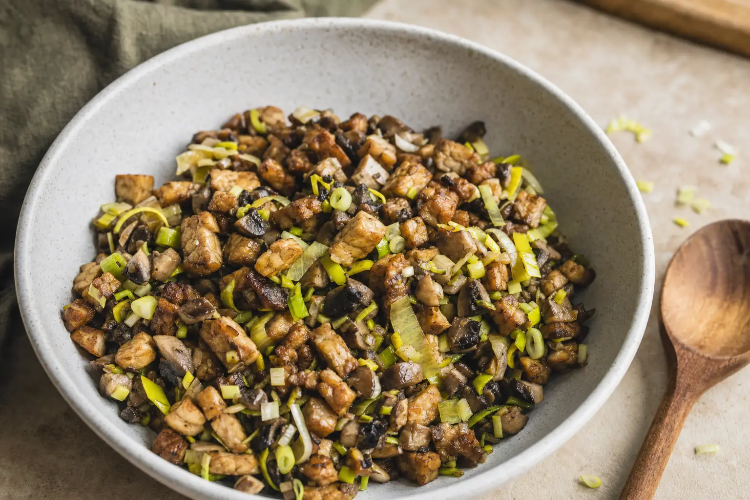Gebratene Füllung aus Tempeh, Pilzen und Lauch